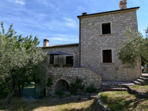 Cozy Cottage in Abbateggio with Garden